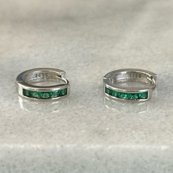Sterling Silver Green Crystal Thick Huggie Hoop Earrings 

Brand New - Picture 1 of 4